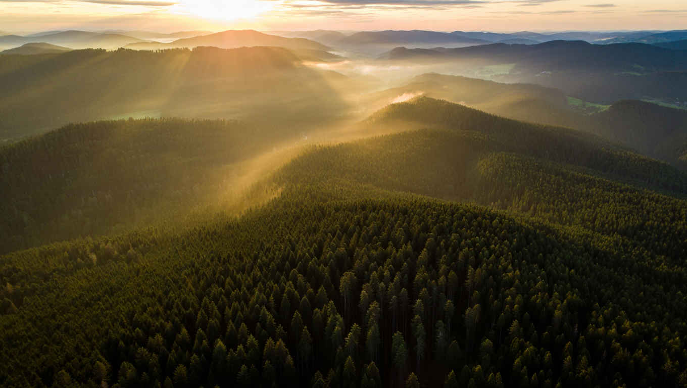 Panoramablick auf die deutschen Alpen bei Sonnenaufgang