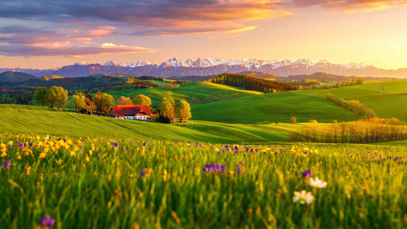 Weite alpine Landschaft Deutschlands bei goldener Stunde